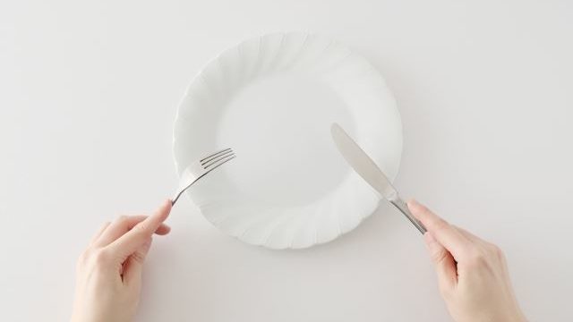 白い皿とナイフ・フォーク