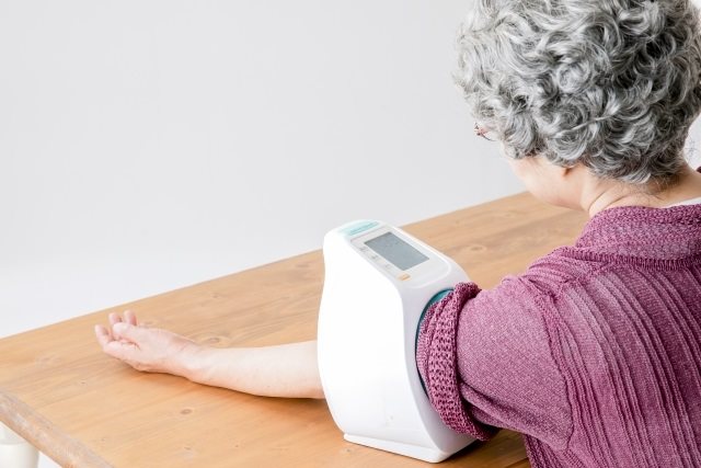 血圧を測っているおばあちゃん