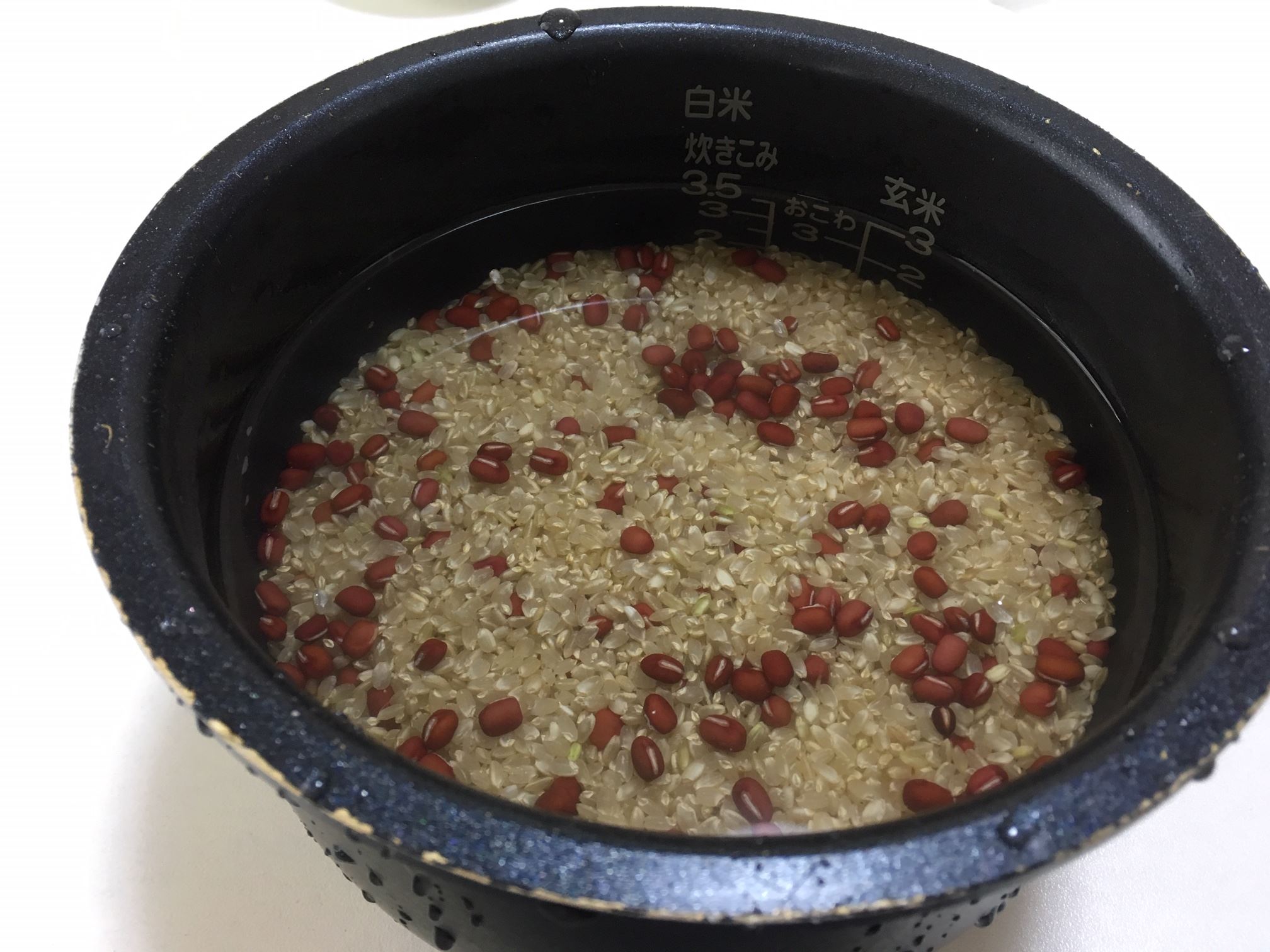 酵素玄米に水を入れる