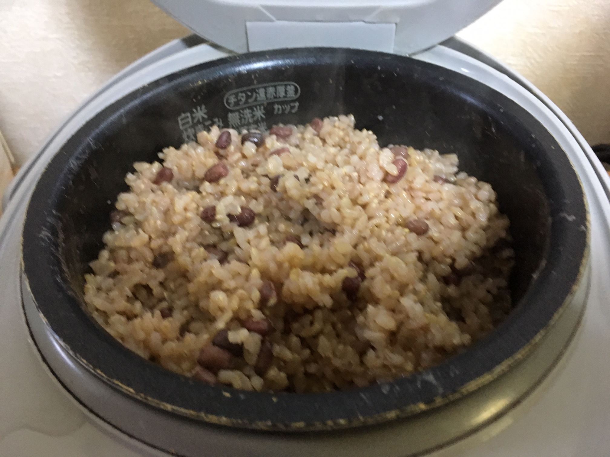 炊き立ての酵素玄米を混ぜる