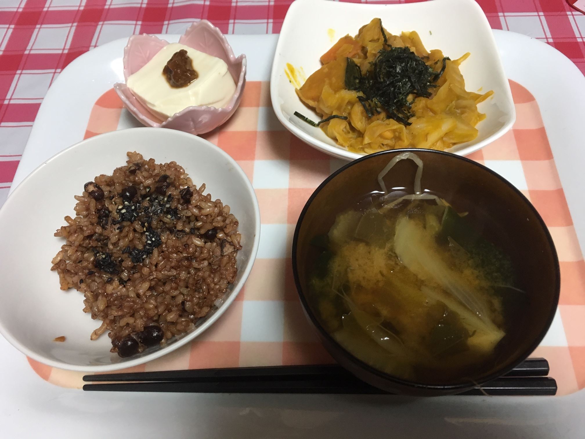 酵素玄米、みそ汁、豆腐、カボチャの炒め物