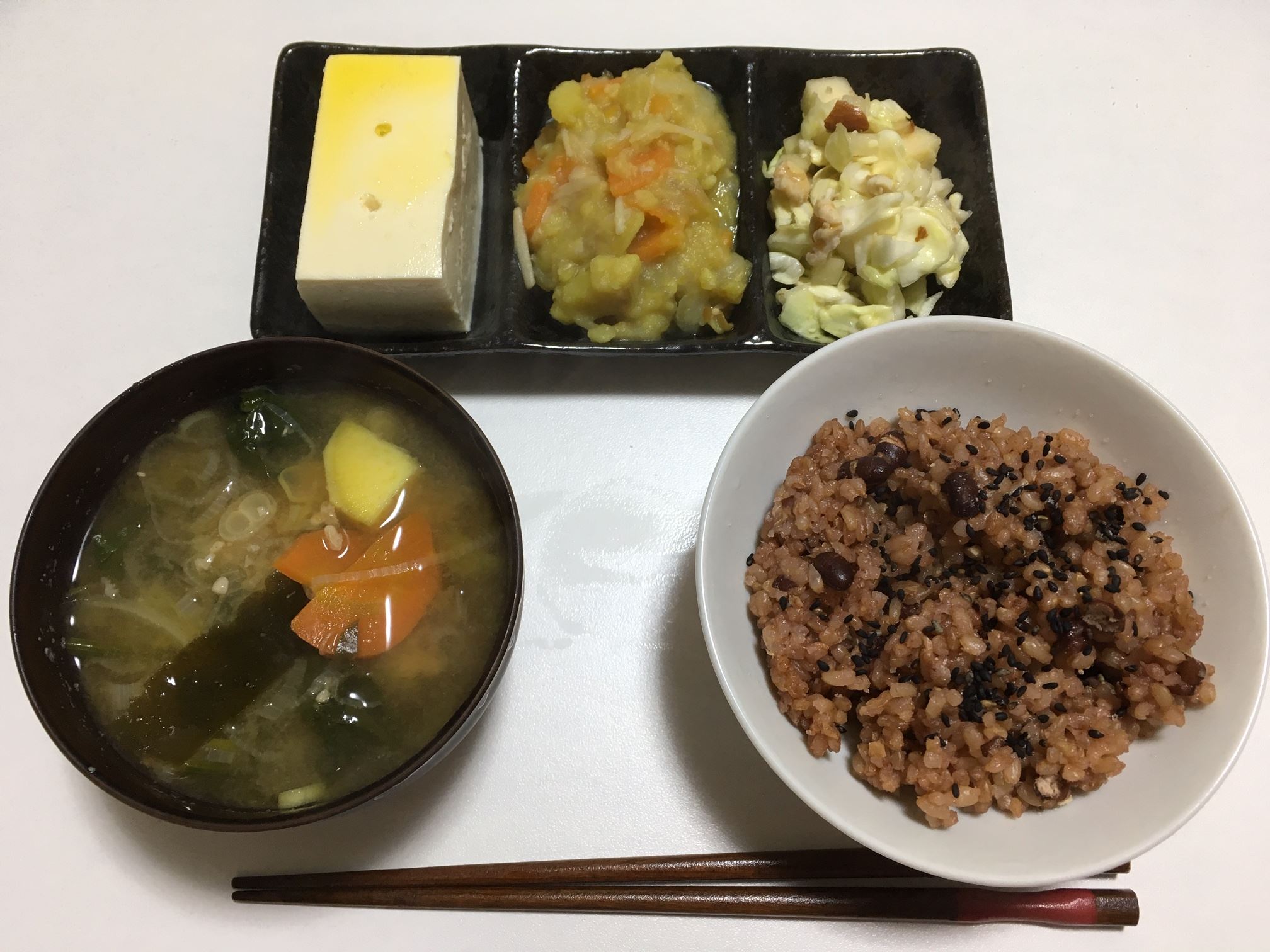 酵素玄米、お味噌汁、豆腐、さつま芋と野菜の煮物、キャベツとりんごのサラダ